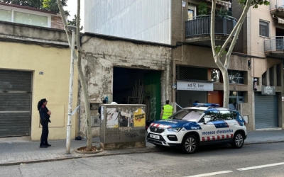 Una patrulla de Mossos davant de l'immoble clausurat | Roger Benet